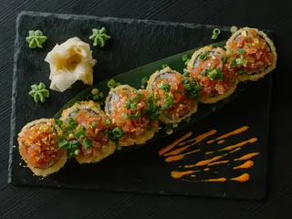 Rolka w tempurze z tatarem (330g)