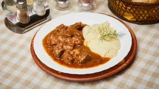 Gulaš sa prilogom 400g