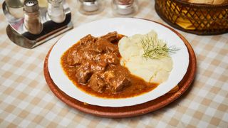 Gulaš sa prilogom 400g