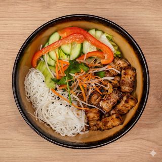 Makaron ryżowy z grillowanym boczkiem