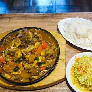 Wołowina curry z pieczarkami na gorącym półmisku 350g