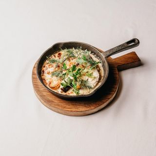 Судак под сырной корочкой в средиземноморском стиле