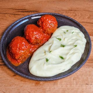 Meat balls with mashed potatoes