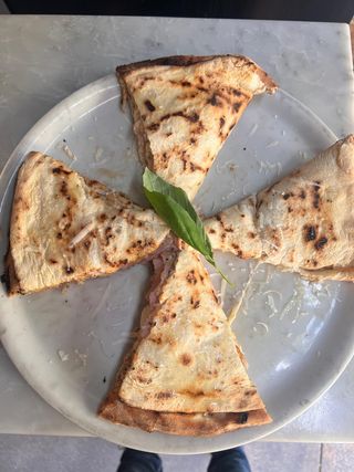 Pizza Bikini trufada (33 Cm.)