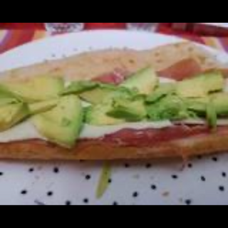 Bicadillo a la catalana serrano y aguacate 