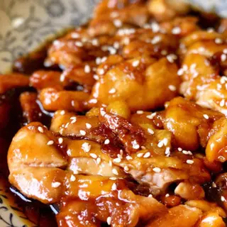 Pollo Con Salsa Teriyaki Y Sésamo