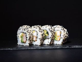 Каліфонія з маринованою креветкою в кунжуті (225g)