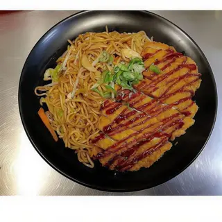 Yakisoba con pollo rebozado de pollo milane