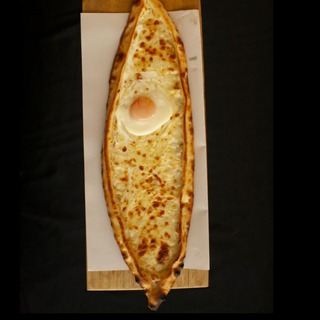 Пиде с сыром и яйцом