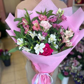 Букет с алстромерии, рози и еустома #011