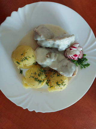 Ozory wołowe w sosie chrzanowym, ziemniaki , surówka z czerwonej kapusty