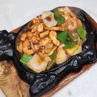 Gambas sobre bandeja quemada