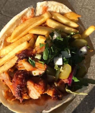 Kebap w bułce z frytkami lub serem mozarella