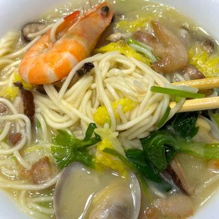 tallarines con sopa y marisco