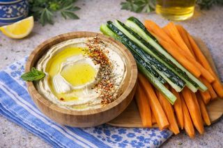 ჰუმუსი ბოსტნეულის ჩხირებით