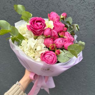 Букет з гортензією та кущовими трояндами