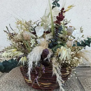 Cesto con flores secas y preservadas 