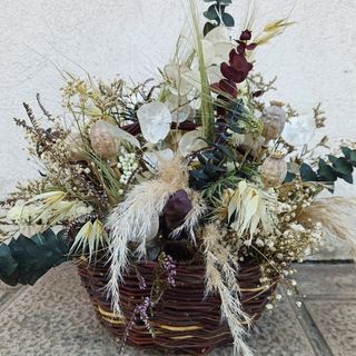 Cesto con flores secas y preservadas 