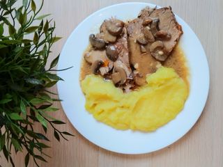 Печен свински врат с гарнитура картофено пюре (450г)