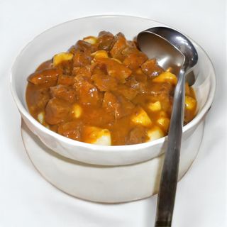 Goveđi gulaš sa tijestom i kruh