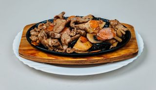 224. Свинско на метална плоча