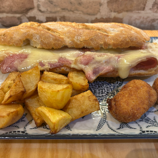 Menú bocadillo de bacon con queso fundente + patatas + croquetas + bebida