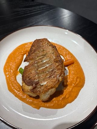 Філе окуня з соусом романеско