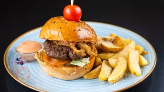 Burger de vita &berbecut cu cartofi wedges