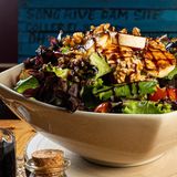 Ensalada de brotes verdes con queso de cabra a la plancha