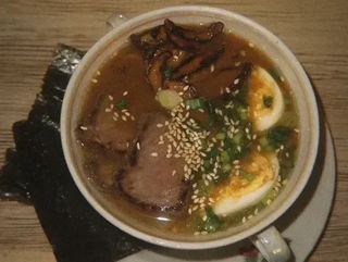 МІСО-РАМЕН З ТЕЛЯЧЕЮ ВИРІЗКОЮ (390g)