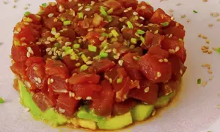 Tartar de atún con aguacate picante (9 pzs.)