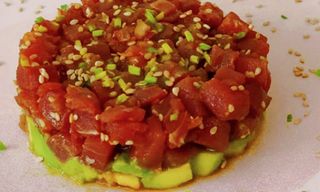 Tartar de atún con aguacate picante (9 pzs.)