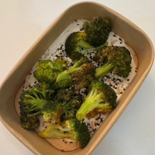 Brocoli crujiente con tahini, yogur y limón (Sésamo, lactosa) - SIDE