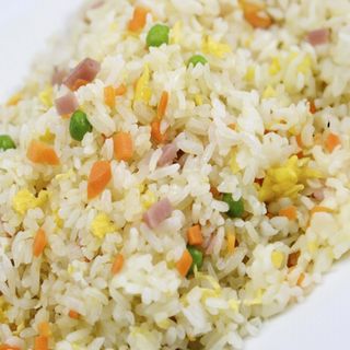 Arroz frito con tres delicias