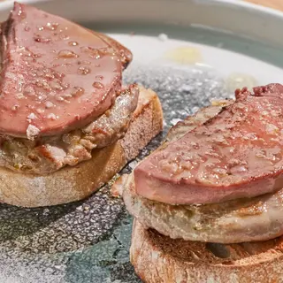 Tosta de Solomillo y Foie de Pato