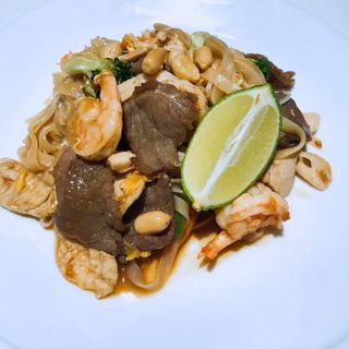 Pad thai de pollo, ternera y langostinos