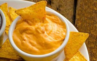 Nachos Con Salsa Cheddar