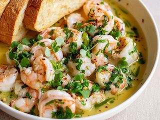 Crevete călite în vin alb, chili și felii crocande de ciabatta