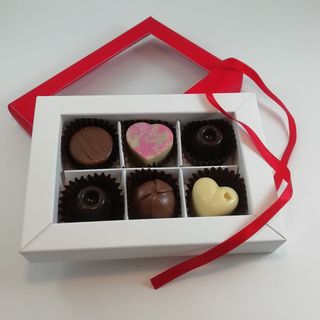 Cutie rosie cu 6 Praline asortate