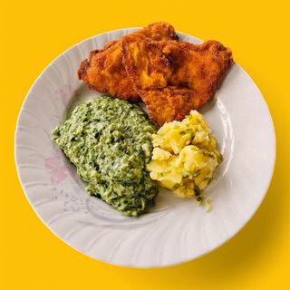 Bečka šnicla sa spanaćem i krompirom