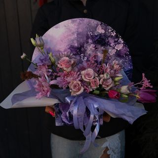 Композиція в деревяній коробці в фіолетових тонах 