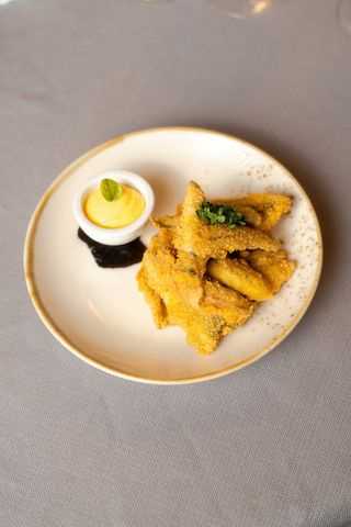 Alici fritte e maionese agli agrumi