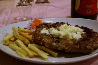 Pljeskavica na kajmaku sa prilogom 400 g