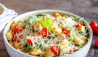 Салат Цезар з куркою та беконом 200г
