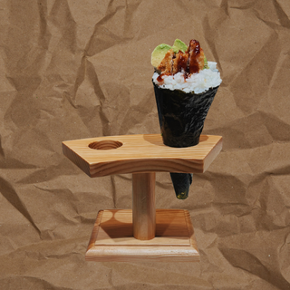 123. Temaki De Pollo Crujiente Y Aguacate (1 Pza.)