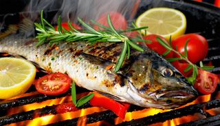 Лаврак на барбекю с гарнитура