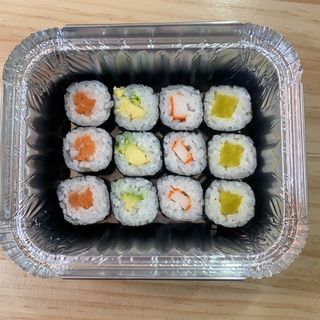32. Makis variados (12 uds.)