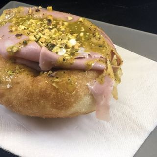 Spaccanapoli con pistacchio, burrata e mortadella