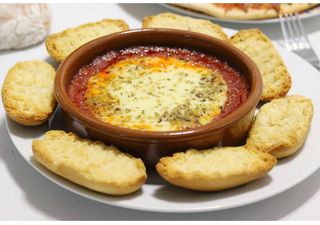 Provolone Al Horno En Cama De Tomate