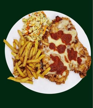 Snitel Aristocrat XXL de porc cu cartofi prajiti si salata de varza